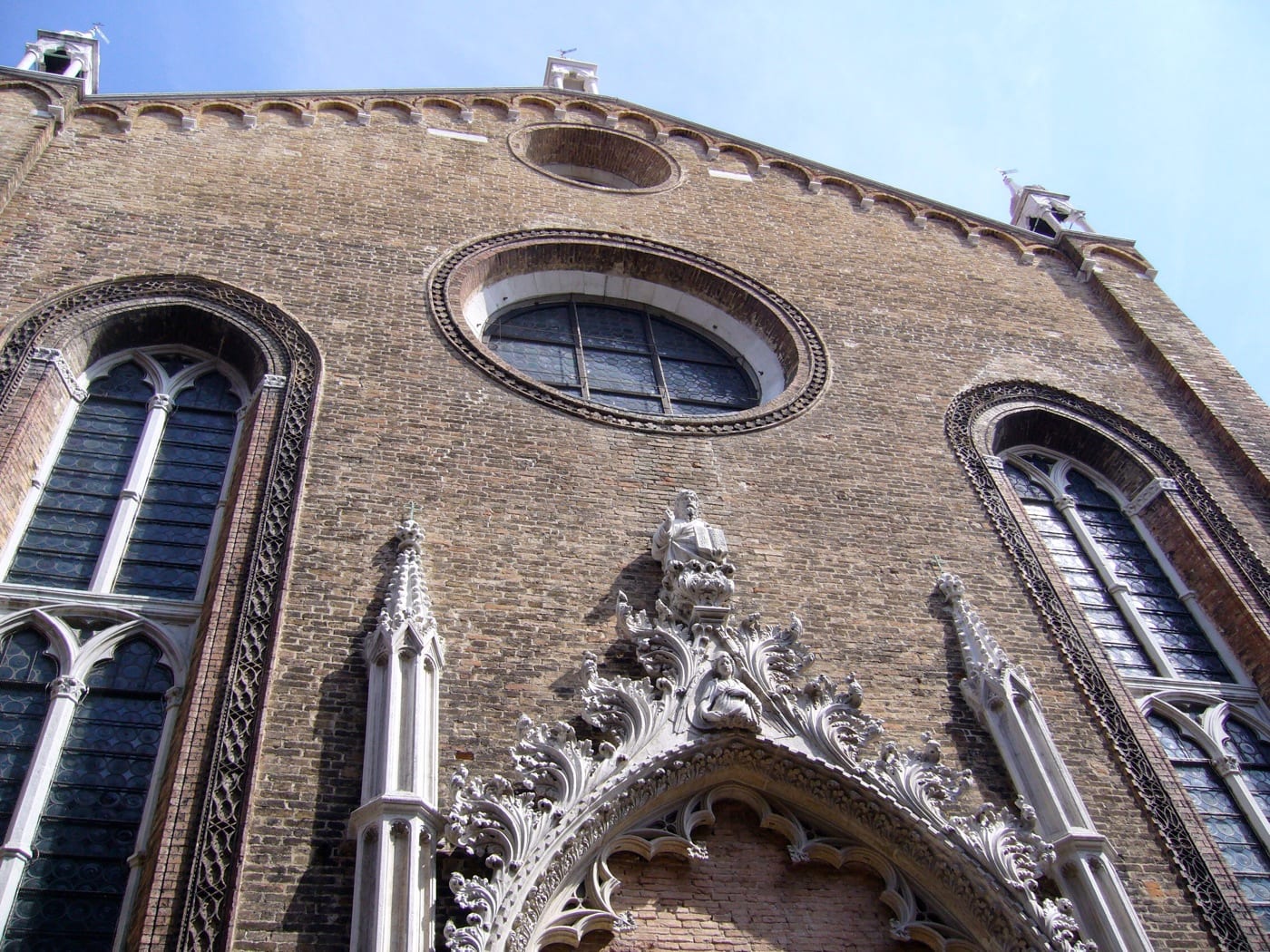 Façade gothique en brique et portail de marbre de l'église Santo Stefano à Venise