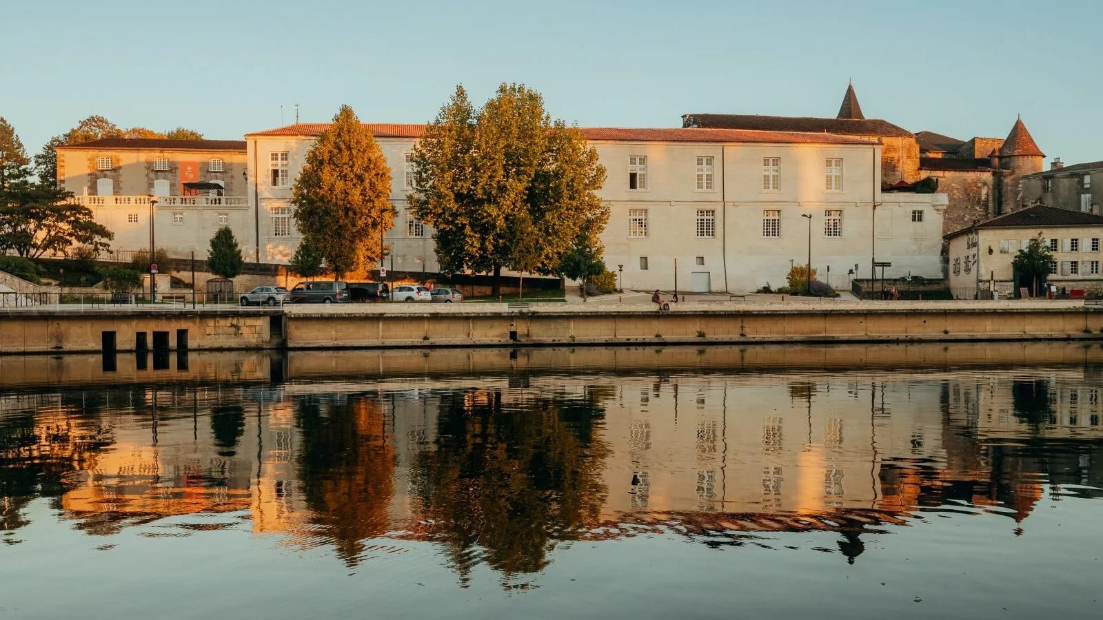 Le château de Cognac, long bâtiment Renaissance au bord de la Charente