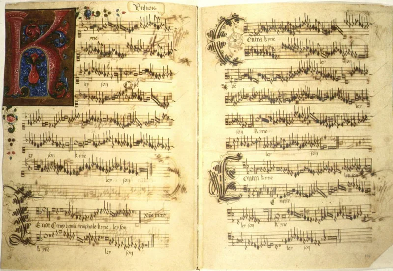 Double page d'un livre de chœur manuscrit du XVe siècle, grande initiale K enluminée de rouge et de bleu.