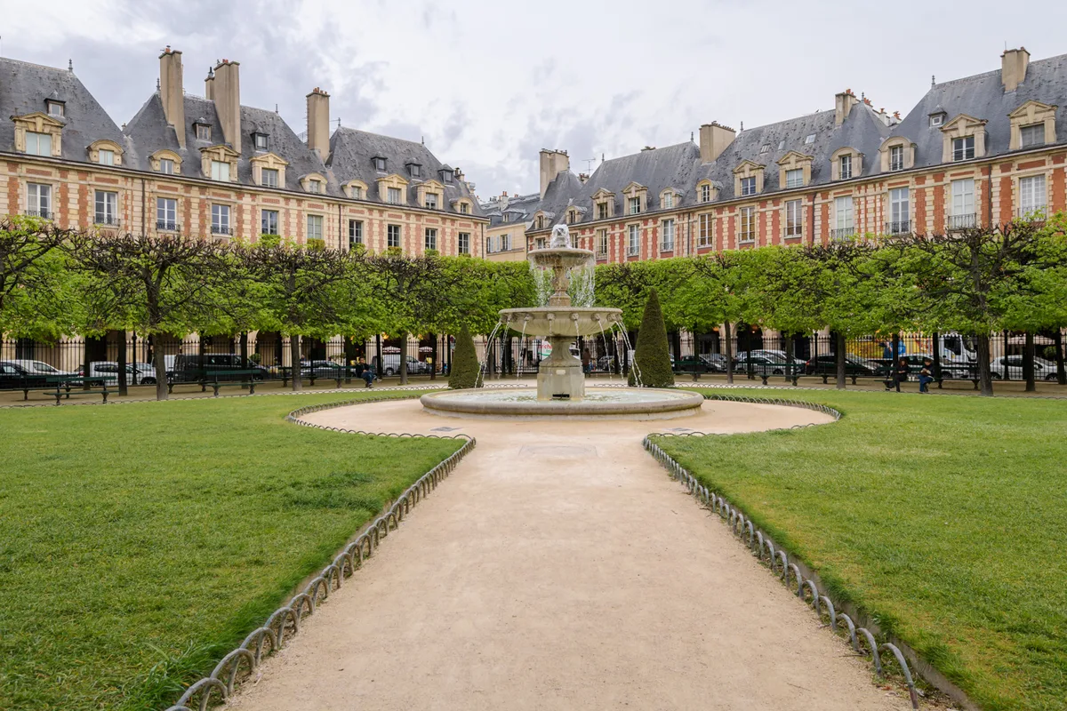 Place des Vosges (square Louis-XIII)