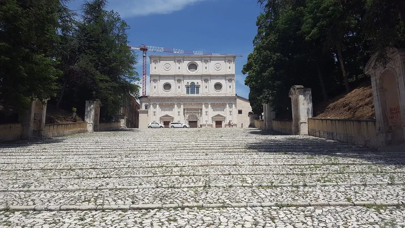 Façade de La Basilique San Bernardino de L'Aquila