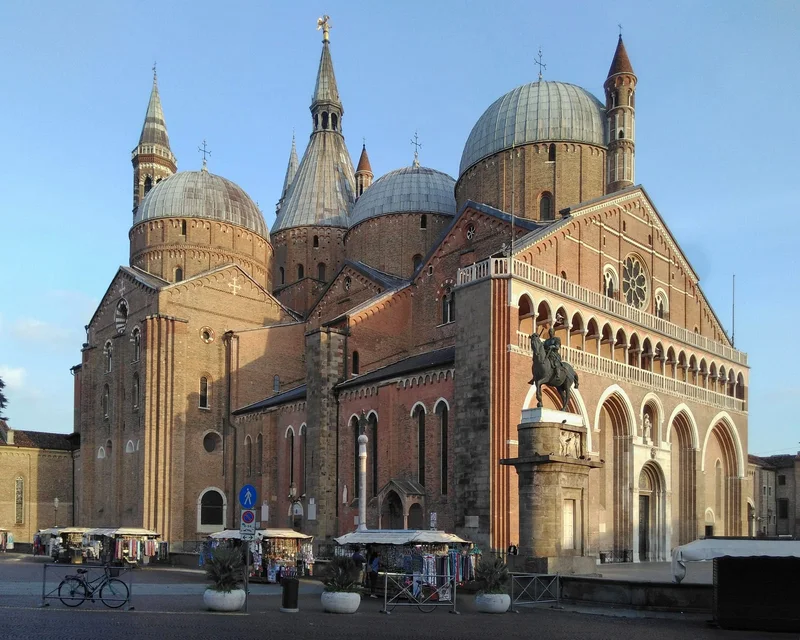 La basilique Sant'Antonio de Padoue (l'autel de Donatello) dans son environnement