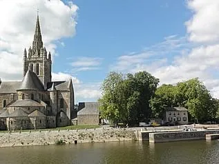 Basilique Notre-Dame d'Avesnières de Laval — édifice religieux à Laval (53), monument historique (Classé MH) — vue 2