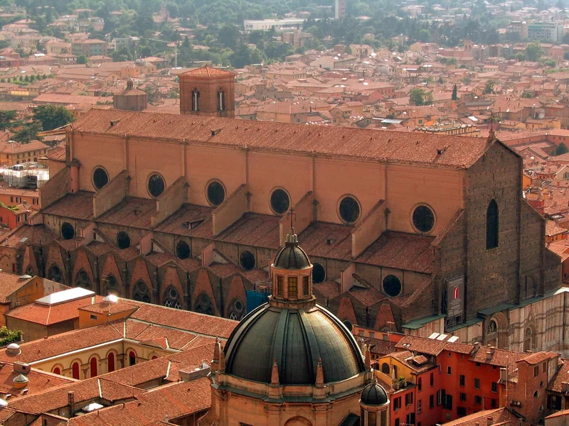 La Basilique San Petronio à Bologne dans son environnement