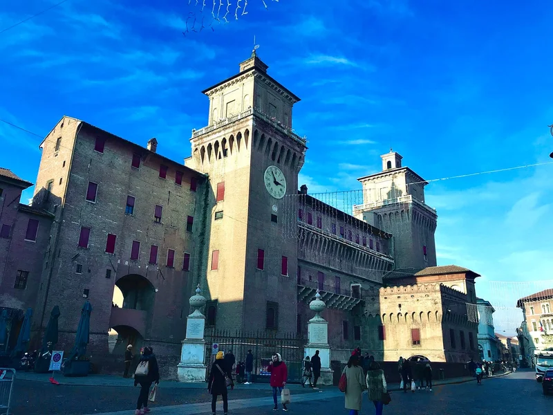 Façade de Le Castello Estense à Ferrare