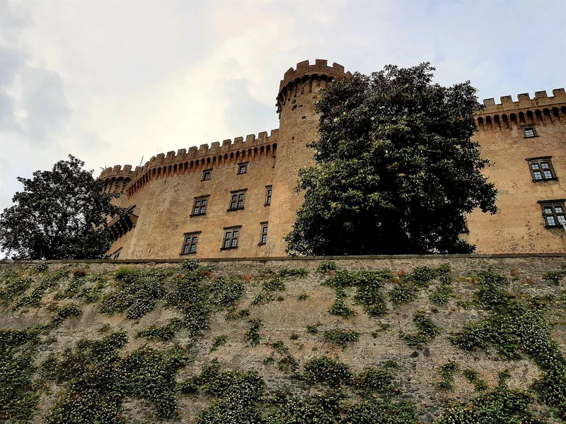 Façade de Le Castello Orsini-Odescalchi à Bracciano