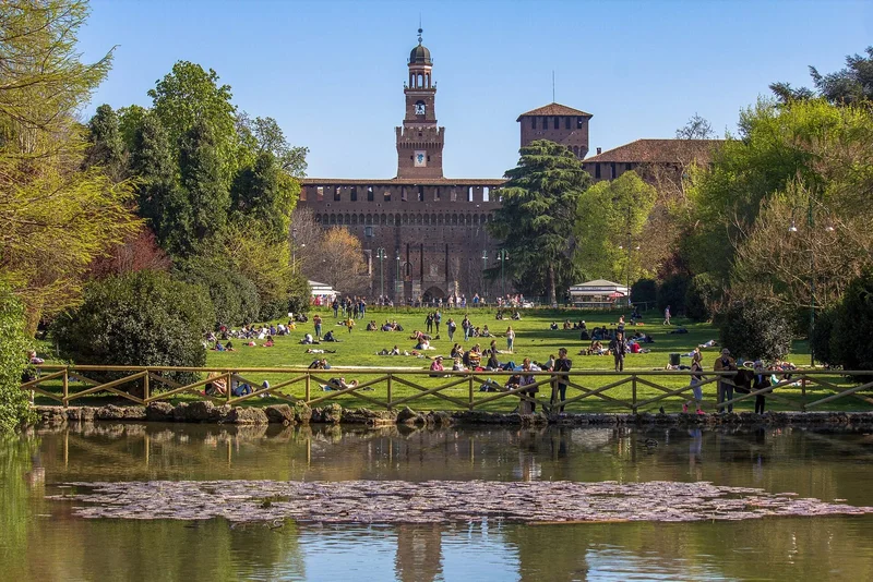 Le Château des Sforza à Milan dans son environnement