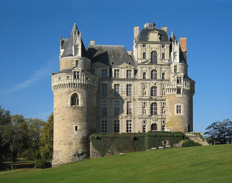 Château de Brissac (Brissac-Loire-Aubance) Château de Brissac — château à Brissac-Loire-Aubance, Maine-et-Loire, façade, classé mh