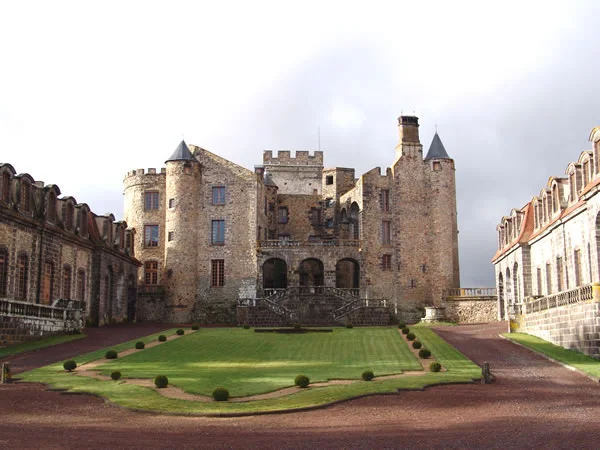 Château de Chazeron — château à Saint-Priest-Bramefant, Puy-de-Dôme, façade, classé mh