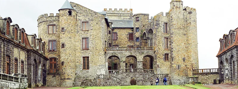 Château de Chazeron — château à Saint-Priest-Bramefant, Puy-de-Dôme, vue de nuit, classé mh
