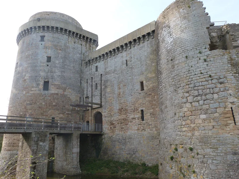 Château de la Hunaudaye — château à Plédéliac, Côtes-d'Armor, façade, classé mh