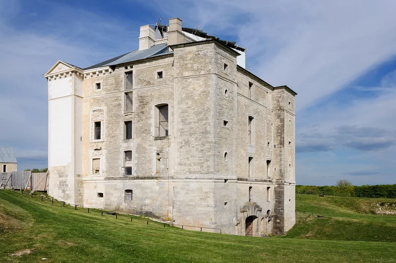 Château de Maulnes (Cruzy-le-Châtel) Château de Maulnes — château à Cruzy-le-Châtel, Yonne, vue de nuit, classé mh
