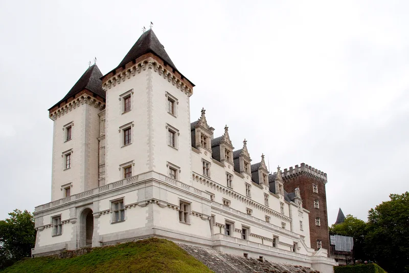 Château de Pau (Pau) Château de Pau — château à Pau, Pyrénées-Atlantiques, façade, classé mh