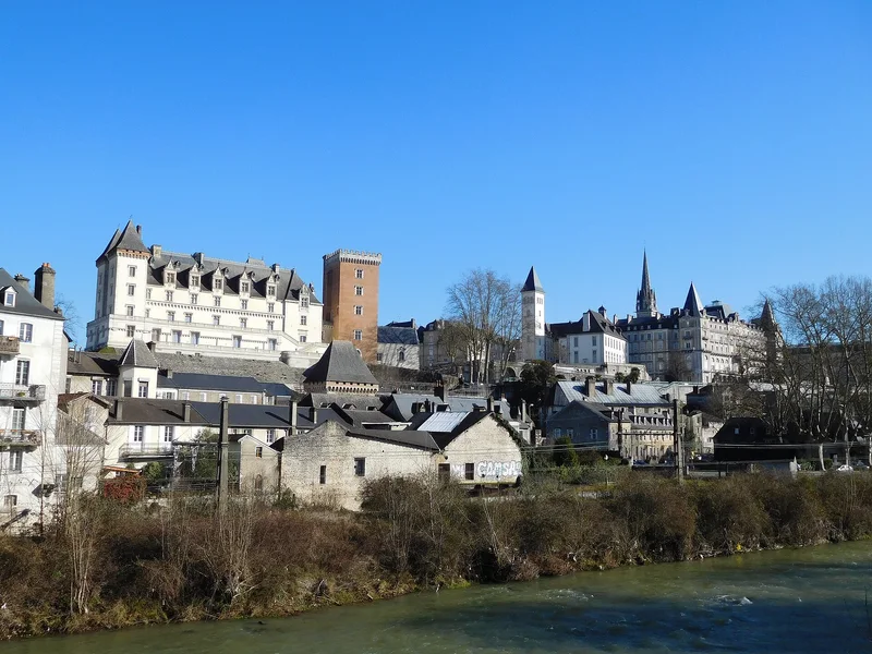 Château de Pau (Pau) Château de Pau — château à Pau, Pyrénées-Atlantiques, vue de nuit, classé mh