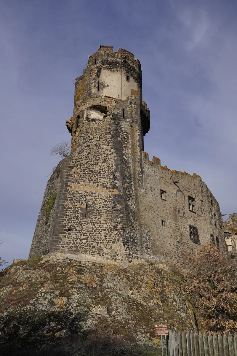 Château de Tournoel (Volvic) Château de Tournoel — château à Volvic, Puy-de-Dôme, façade, classé mh