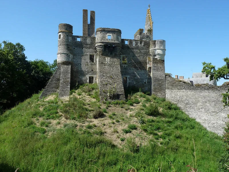 Château du Plessis-Macé (Longuenée-en-Anjou) Château du Plessis-Macé — château à Longuenée-en-Anjou, Maine-et-Loire, intérieur, classé mh