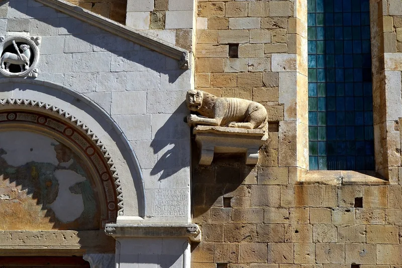 Façade de Le Duomo d'Atri et les fresques d'Andrea De Litio