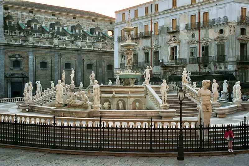La Fontaine Pretoria à Palerme dans son environnement