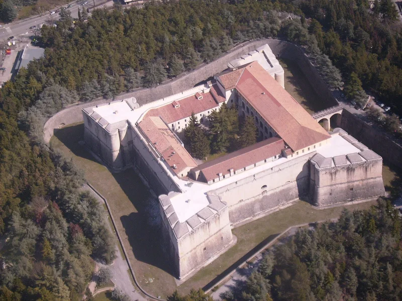 Le Forte Spagnolo (Castello) de L'Aquila dans son environnement