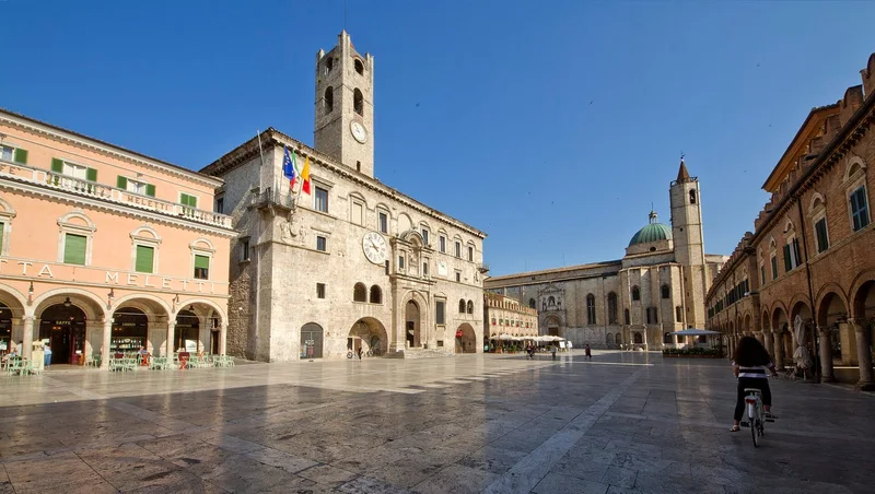 La Piazza del Popolo à Ascoli Piceno dans son environnement