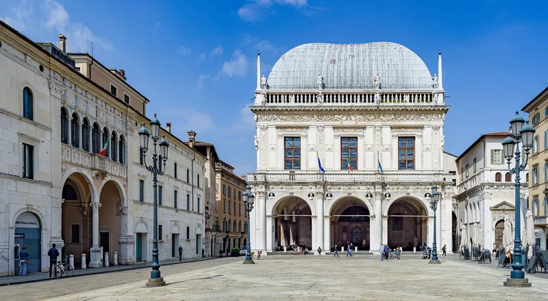 La Piazza della Loggia à Brescia dans son environnement