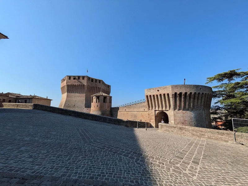 La Rocca Roveresca de Mondavio (Francesco di Giorgio Martini) dans son environnement