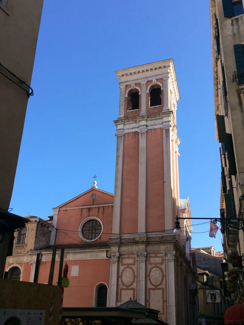 Façade en brique de l'église San Giovanni Crisostomo à Venise