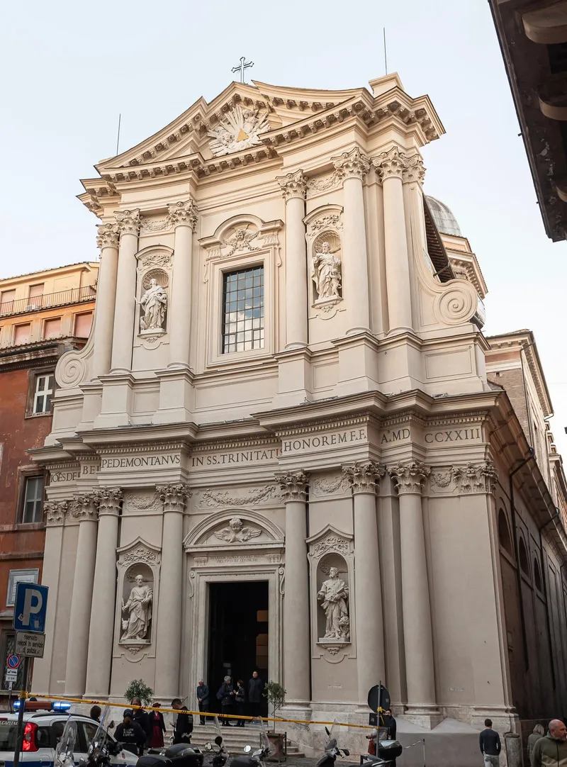 Façade de l'église Santissima Trinità dei Pellegrini à Rome