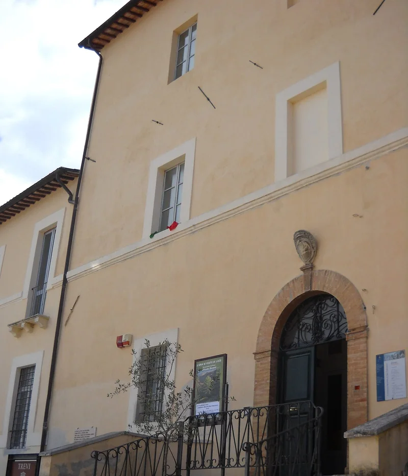 L'église San Francesco de Montefalco dans son environnement