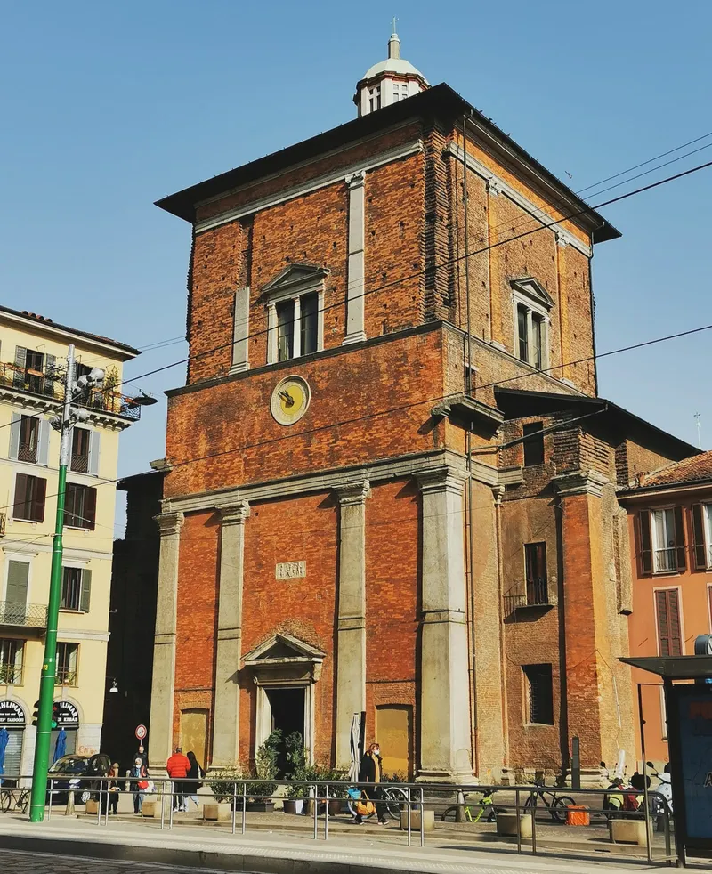 La basilique San Nazaro in Brolo à Milan, précédée de la chapelle Trivulzio