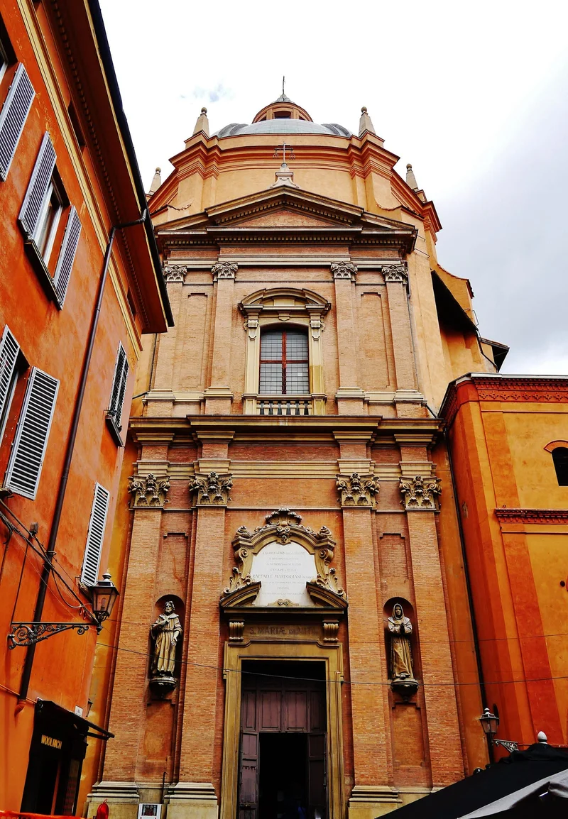 Façade de Santa Maria della Vita à Bologne (le Compianto de Niccolò dell'Arca)