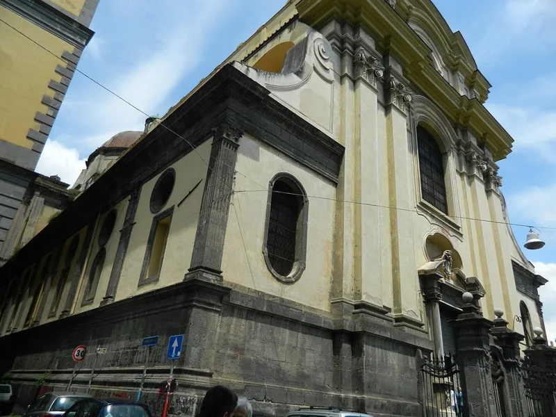 Façade de L'église des Santi Severino e Sossio à Naples