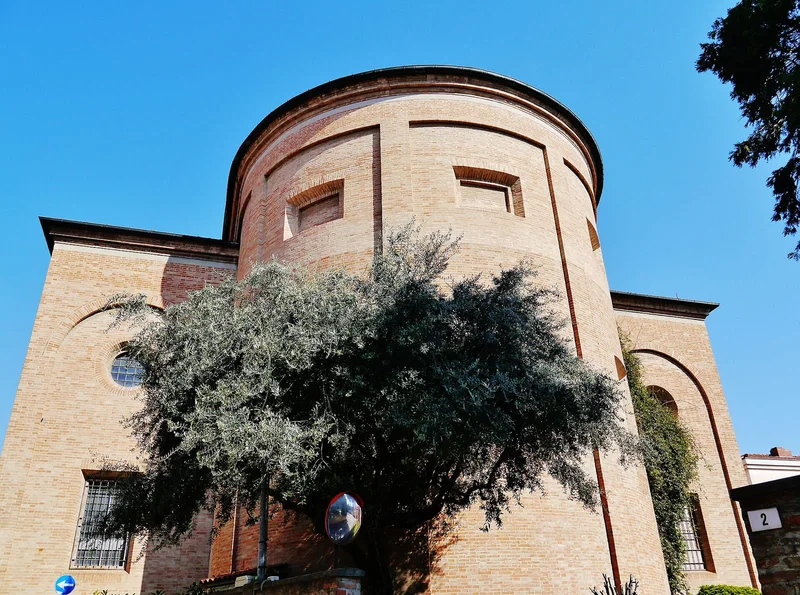 Façade de Le Tempio Malatestiano à Rimini