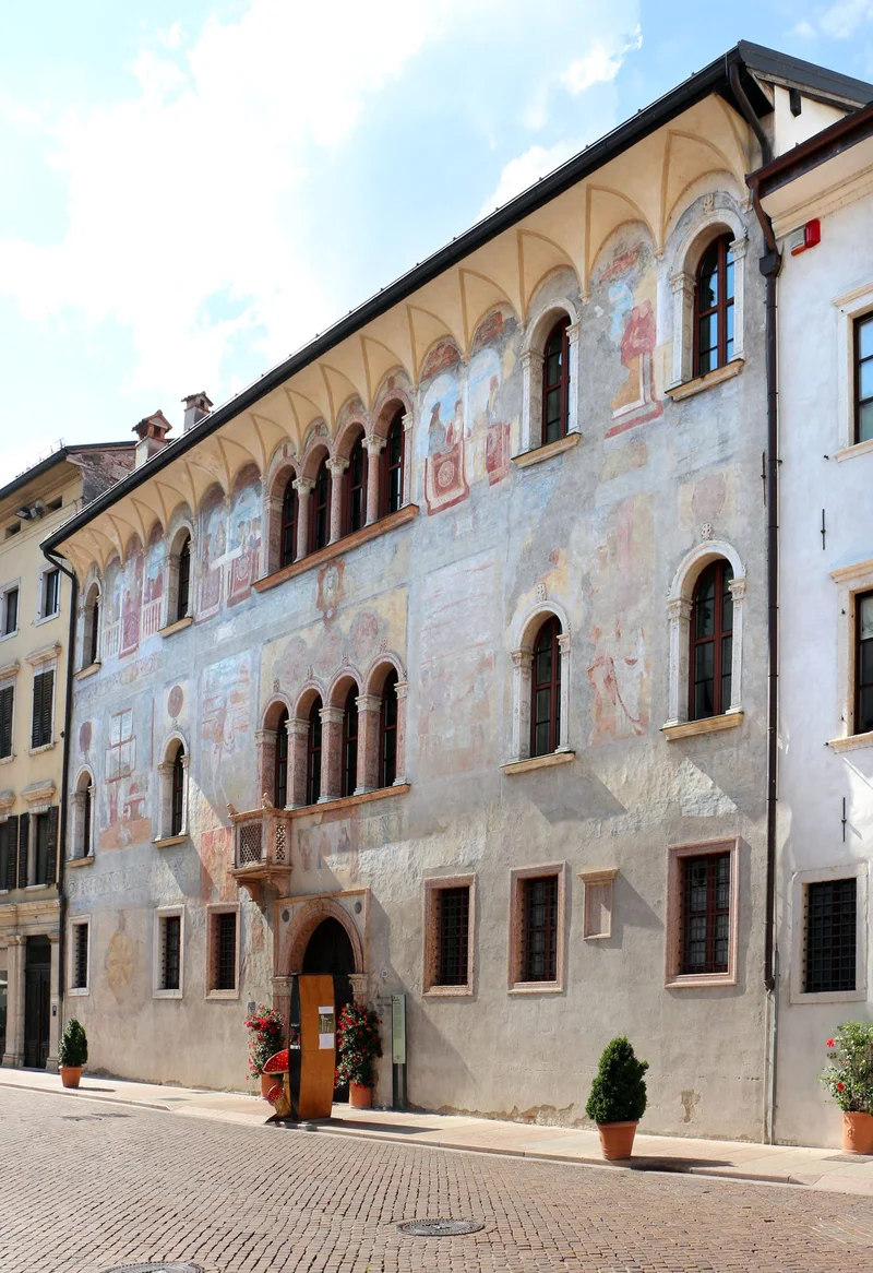 Vue de Trente, ville peinte : le Palazzo Geremia et les façades de la Renaissance