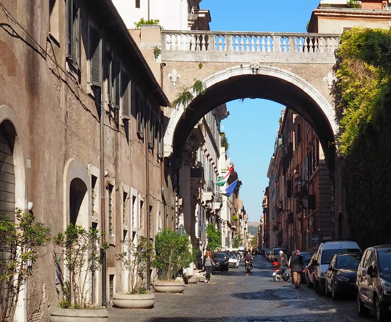 La via Giulia et l'arc Farnèse couvert de lierre à Rome