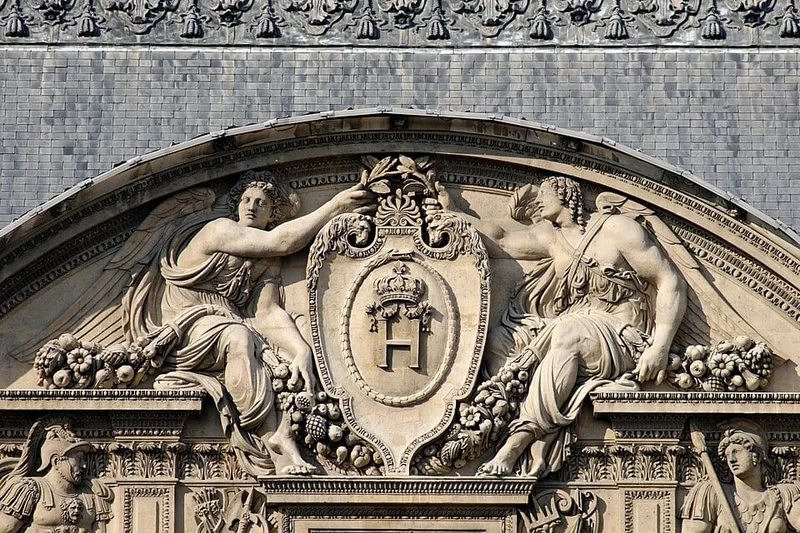 L'Allégorie de la France (façade du Louvre)