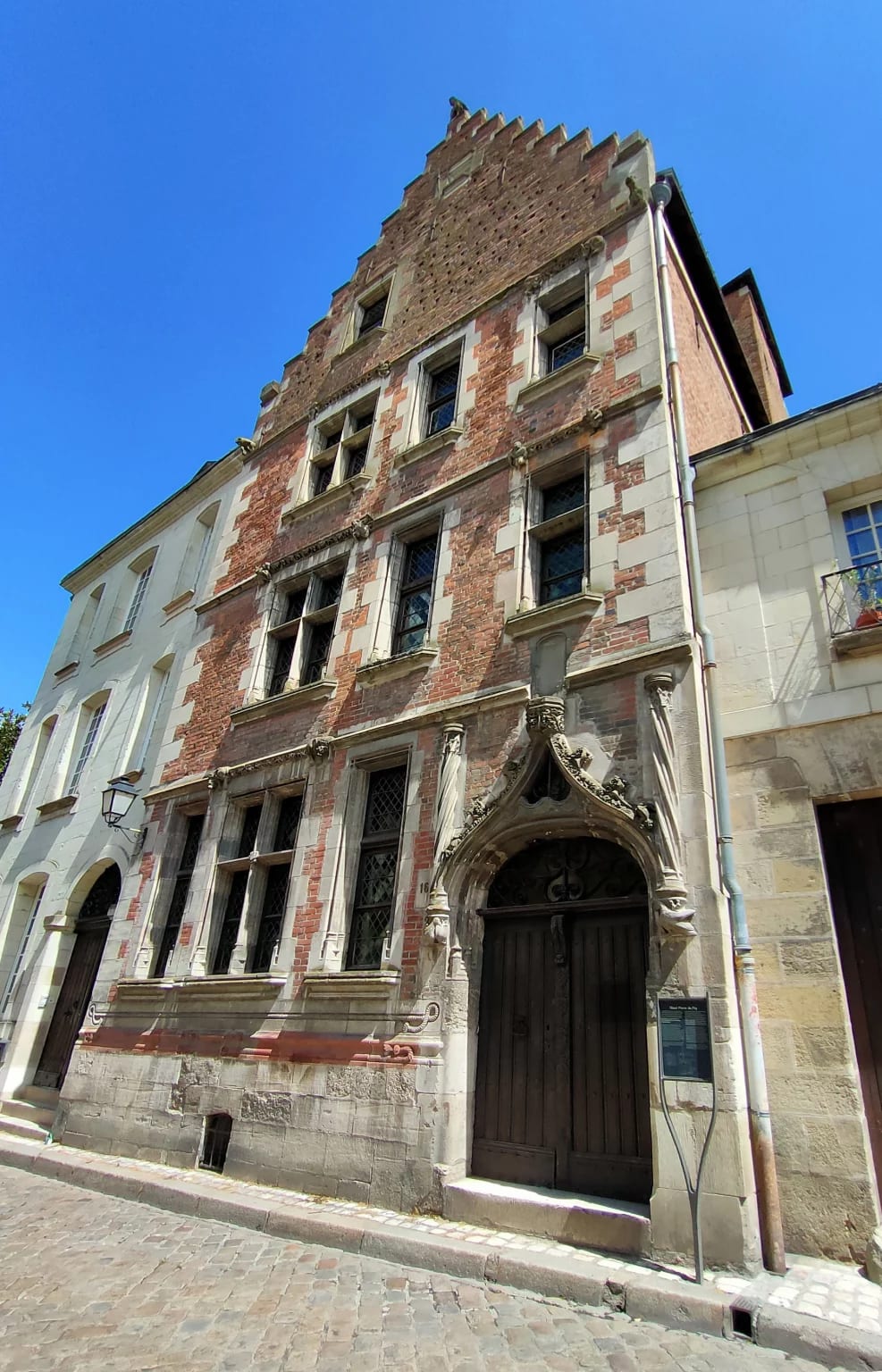 Façade sculptée de la Maison de Tristan l'Hermite