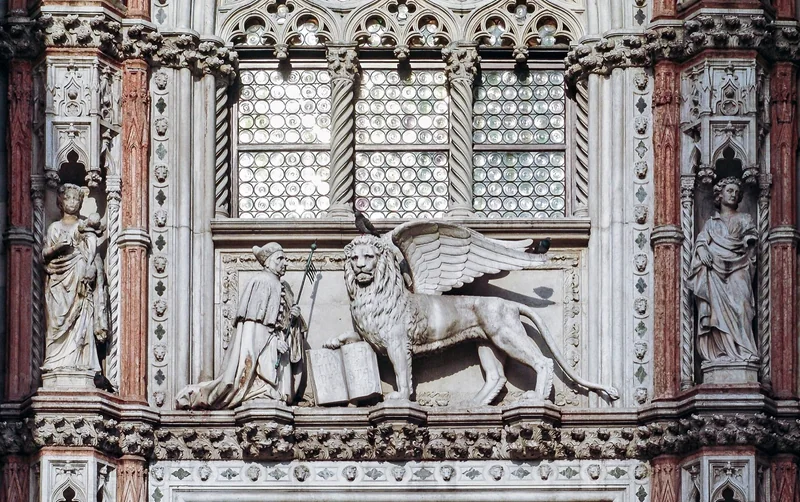 Porta della Carta (décor sculpté)