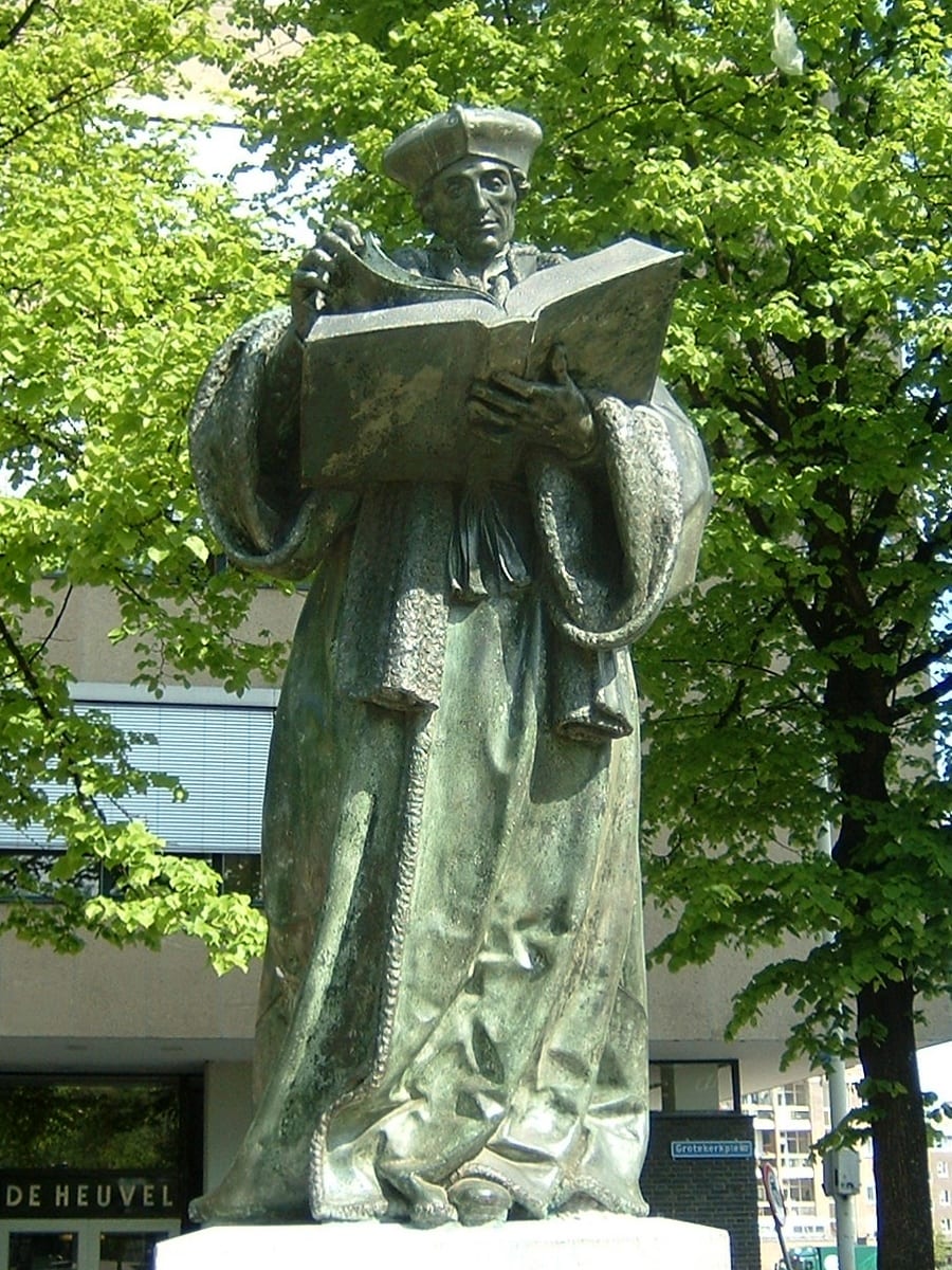 Het standbeeld van Erasmus, het oudste openbare brons van Nederland